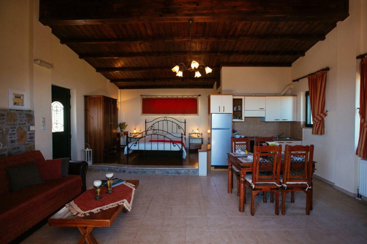 Aetovigla Guesthouse Krousonas  エクステリア 写真