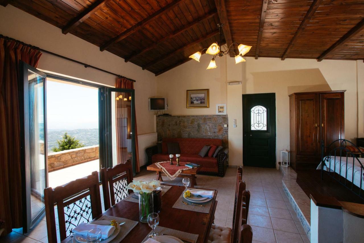 Aetovigla Guesthouse Krousonas  エクステリア 写真