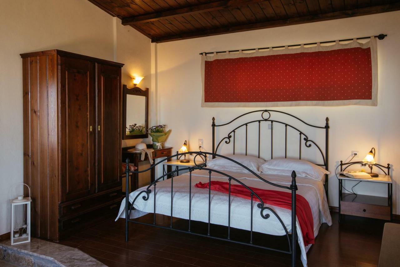 Aetovigla Guesthouse Krousonas  エクステリア 写真