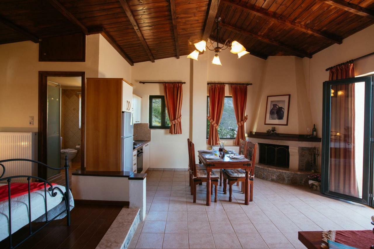 Aetovigla Guesthouse Krousonas  エクステリア 写真