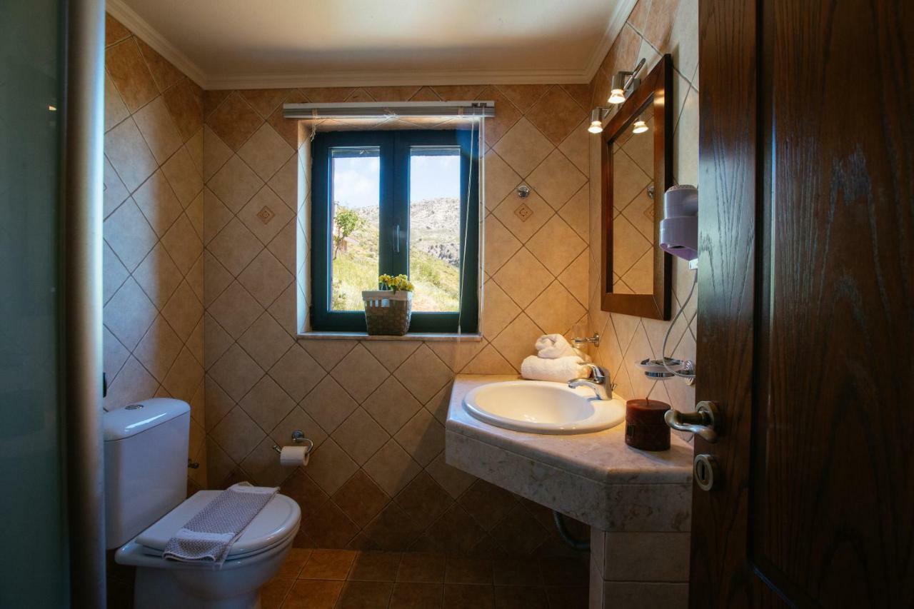 Aetovigla Guesthouse Krousonas  エクステリア 写真