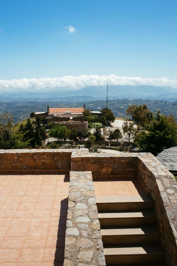 Aetovigla Guesthouse Krousonas  エクステリア 写真