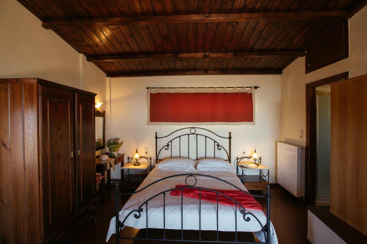 Aetovigla Guesthouse Krousonas  エクステリア 写真