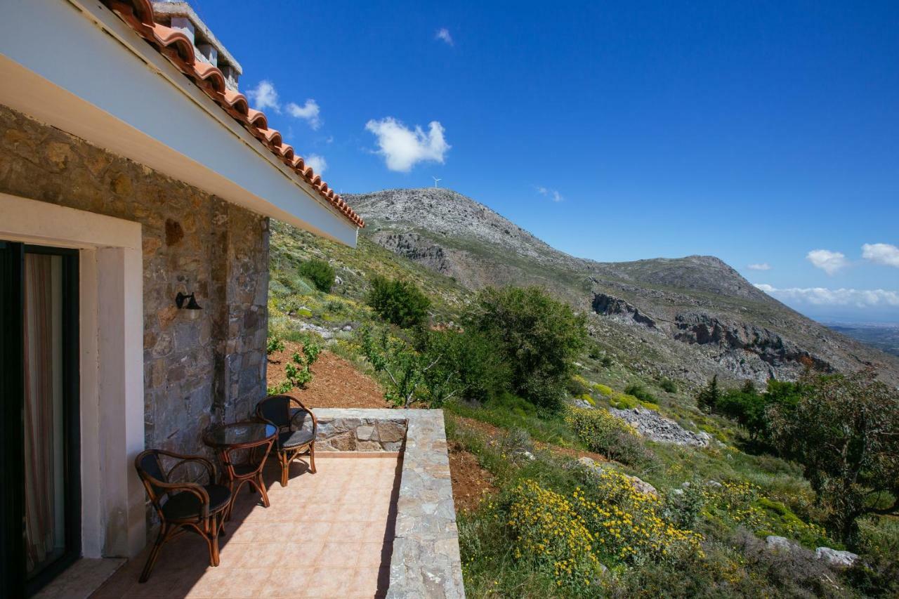 Aetovigla Guesthouse Krousonas  エクステリア 写真